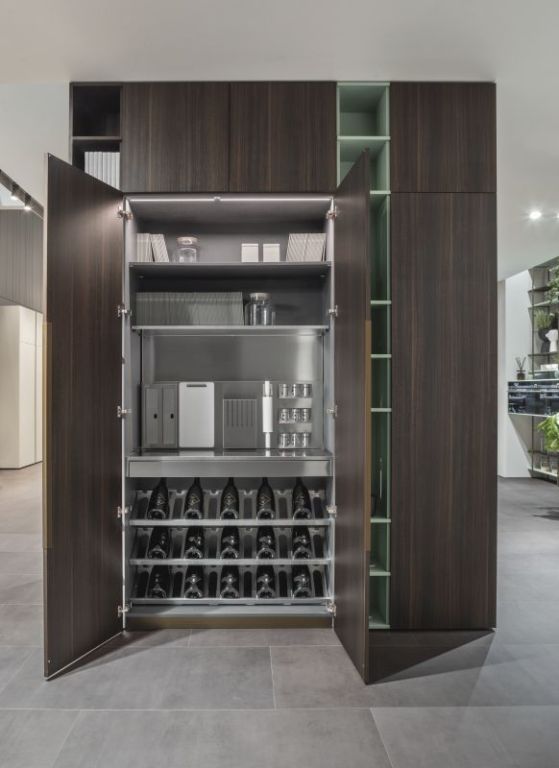 La colonna-monolite: la cucina ridefinisce gli spazi