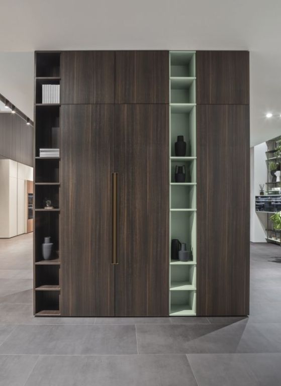 La colonna-monolite: la cucina ridefinisce gli spazi