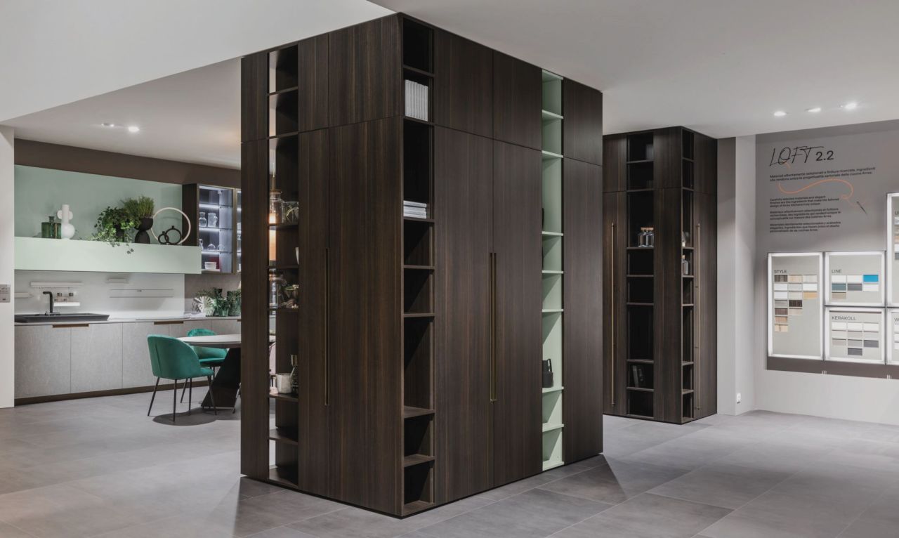 La colonna-monolite: la cucina ridefinisce gli spazi