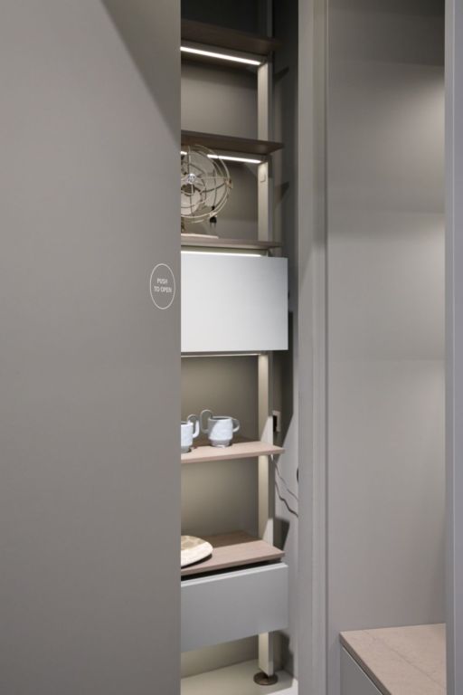 La cucina oltre la cucina: tutto il valore delle ante passanti